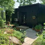 Dom wakacyjny Small Cozy 3-room House With Terrace & Large Garden *