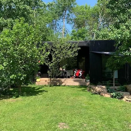 Vakantiehuis Small Cozy 3-room House With Terrace & Large Garden Ilmandu