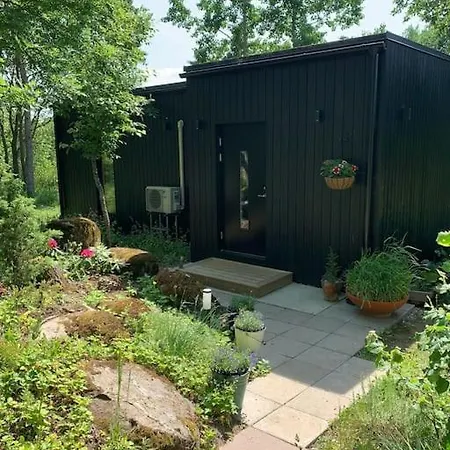 Vakantiehuis Small Cozy 3-room House With Terrace & Large Garden *