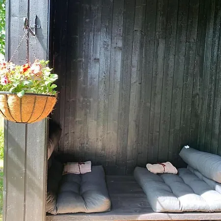 Vakantiehuis Small Cozy 3-room House With Terrace & Large Garden *