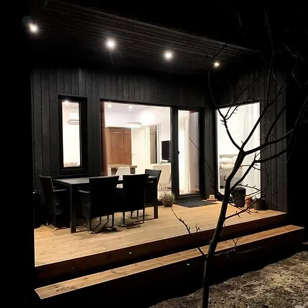 Vakantiehuis Small Cozy 3-room House With Terrace & Large Garden *