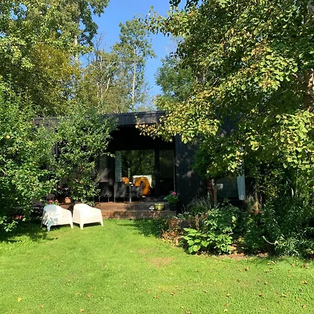 Small Cozy 3-room House With Terrace & Large Garden Dom wakacyjny Ilmandu