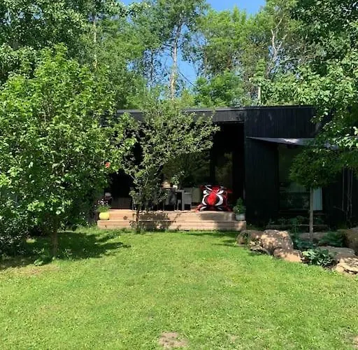 Dom wakacyjny Small Cozy 3-room House With Terrace & Large Garden Ilmandu