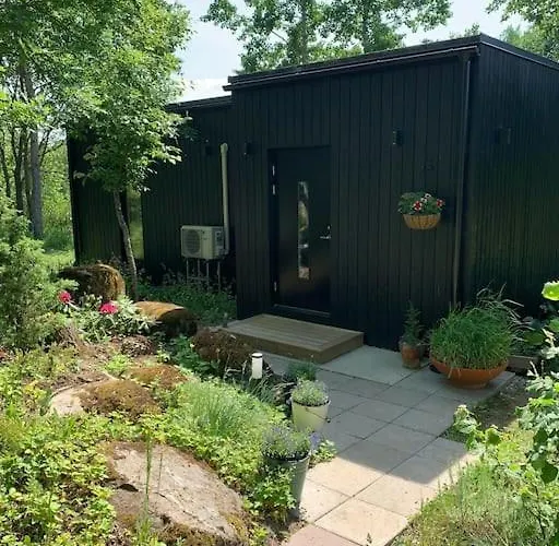 Dom wakacyjny Small Cozy 3-room House With Terrace & Large Garden *